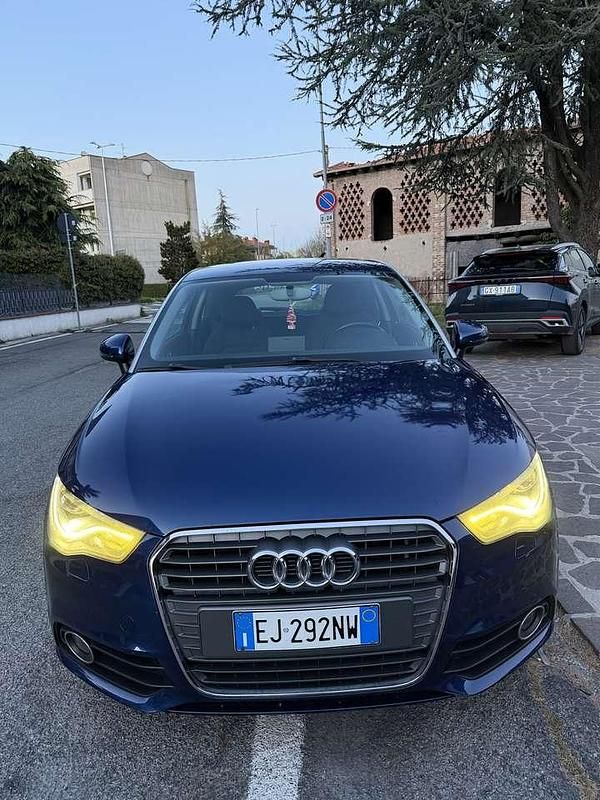 Usata Audi A1 Attraction 105 CV (77 kW) 2011 Blu/azzurro Utilitaria