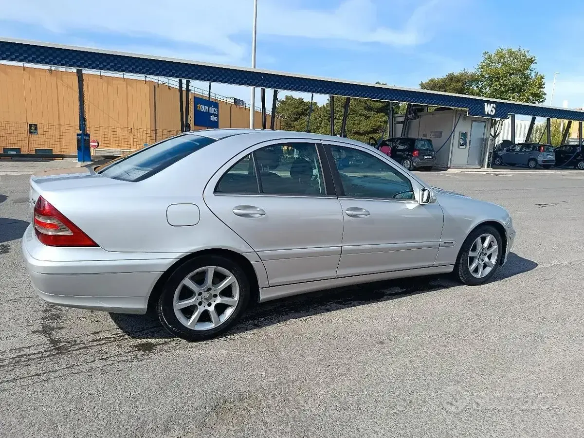 Usata Mercedes C220 150 CV (110 kW) 2004 Grigio Berlina