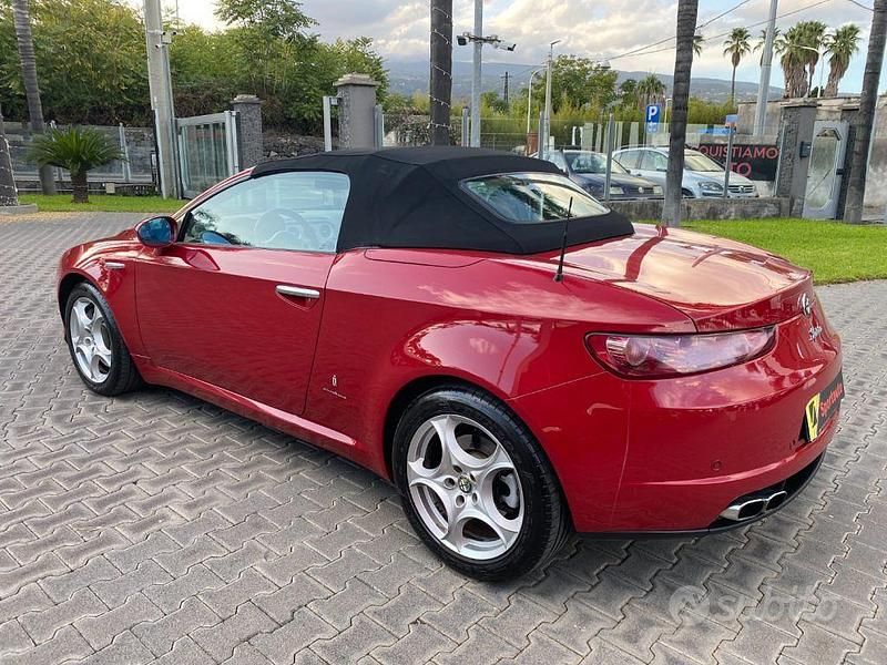 Begagnad Alfa Romeo Spider 210 HK (154 kW) 2008 Röd Cab