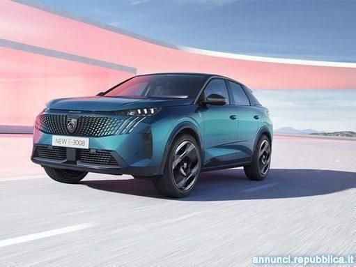Grigio Usata 2024 Peugeot e-3008 Allure SUV | 37.290 € (Buon prezzo) - Immagine 1/4