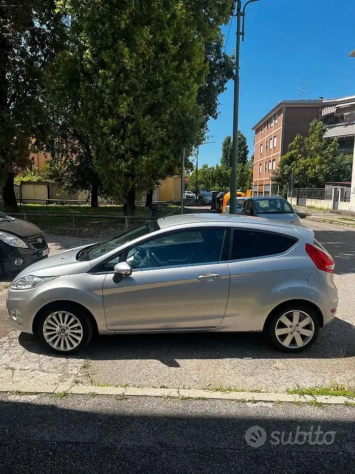 Usata Ford Fiesta Titanium 82 CV (60 kW) 2009 Grigio Berlina