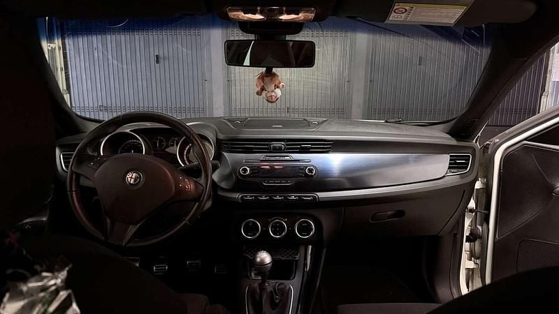 Usata Alfa Romeo Giulietta Distinctive 140 CV (102 kW) 2013 Bianco Utilitaria