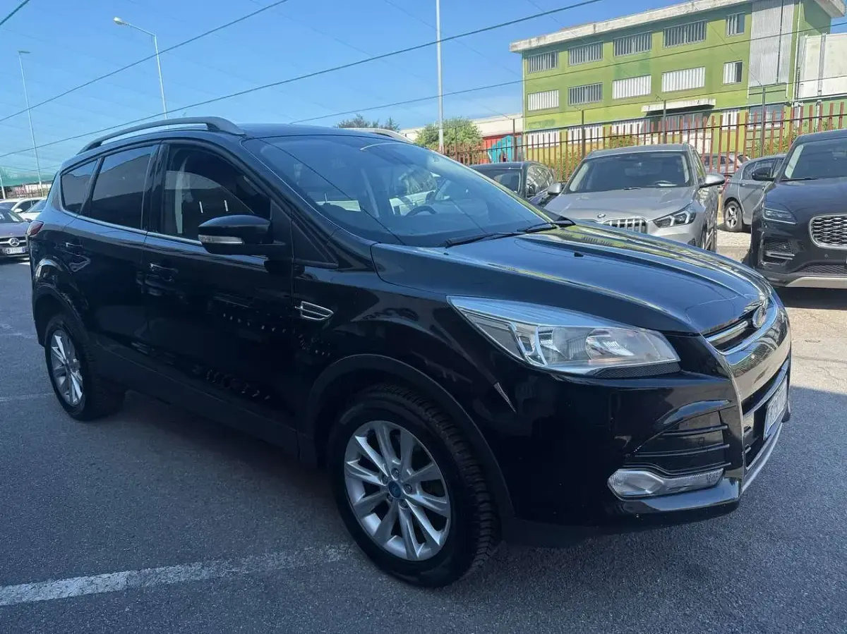 Usata Ford Kuga 120 CV (88 kW) 2016 Nero SUV