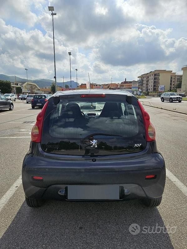 Usata Peugeot 107 68 CV (50 kW) 2007 Grigio Utilitaria