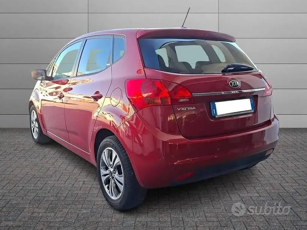 Usata Kia Venga 90 CV (66 kW) 2016 Rosso Utilitaria