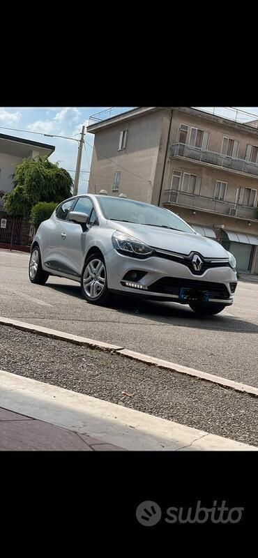 Grigio Usata 2017 Renault Clio IV Tre volumi | 8000 € (Buon prezzo) - Immagine 1/4