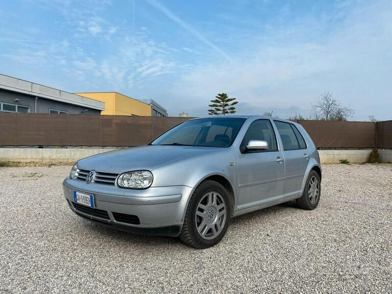 Grigio Usata 2002 VW Golf IV Tre volumi | 2500 € (Molto cara) - Immagine 1/4