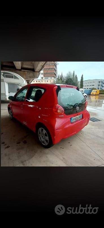 Usata Toyota Aygo 67 CV (49 kW) 2007 Rosso Utilitaria
