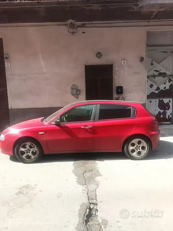 Usata Alfa Romeo 147 120 CV (88 kW) 2006 Rosso Utilitaria