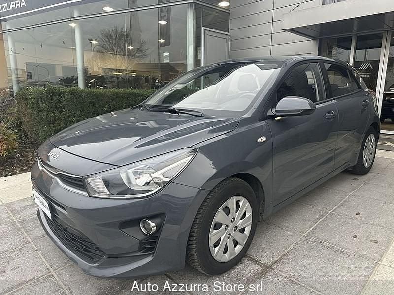 Usata Kia Rio Urban 83 CV (61 kW) 2023 Grigio Berlina