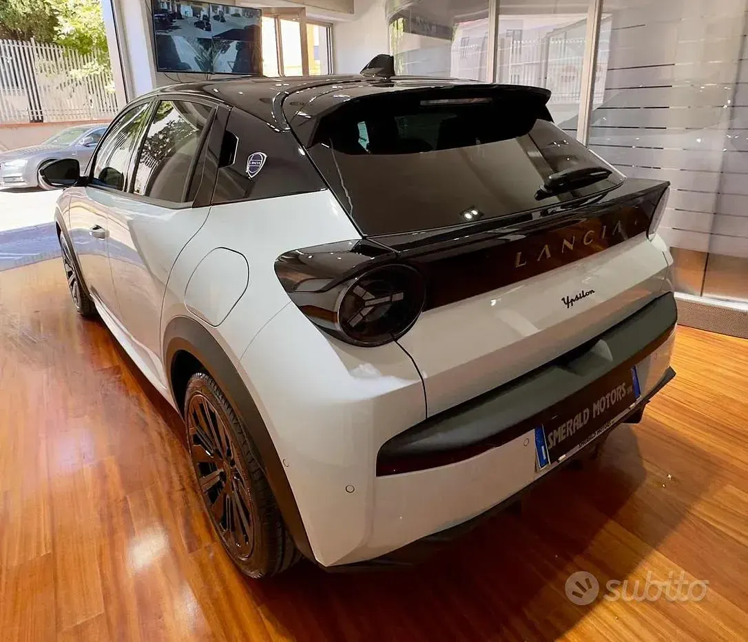 Usata Lancia Ypsilon 101 CV (74 kW) 2025 Bianco Utilitaria