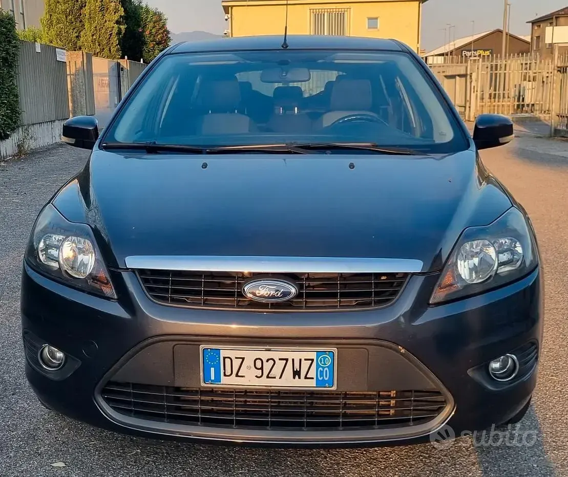 Usata Ford Focus 109 CV (80 kW) 2010 Grigio Station wagon