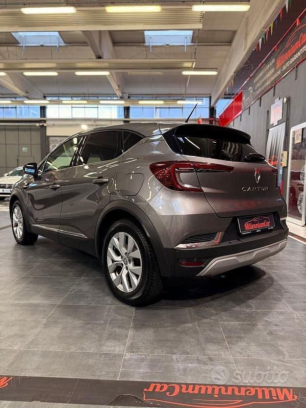 Usata Renault Captur 160 CV (117 kW) 2022 Grigio SUV