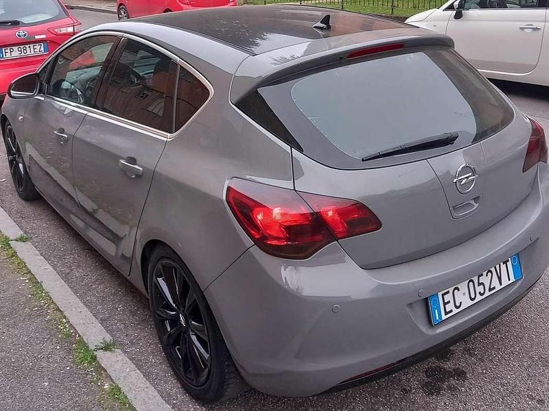 Usata Opel Astra Cosmo 110 CV (80 kW) 2010 Grigio Berlina