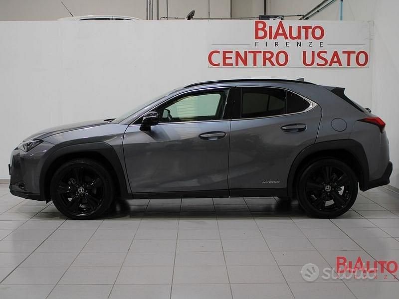 Usata Lexus UX 183 CV (134 kW) 2021 Grigio SUV