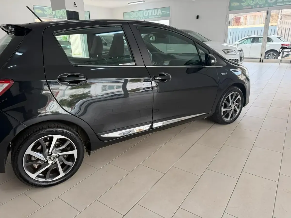 Usata Toyota Yaris Hybrid Edition 73 CV (53 kW) 2018 Nero Berlina