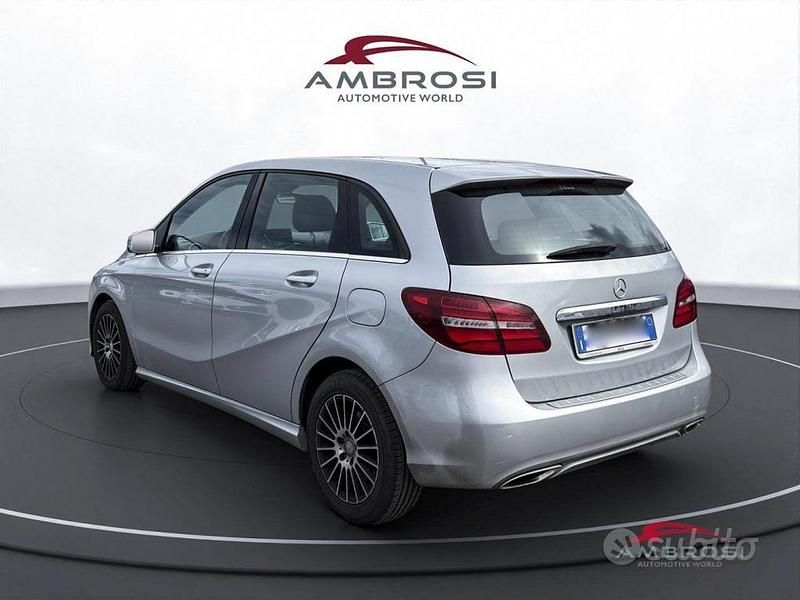 Usata Mercedes B180 109 CV (80 kW) 2017 Grigio Monovolume