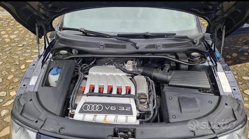 Usata Audi TT Roadster Ambiente 250 CV (183 kW) 2004 Blu Cabrio