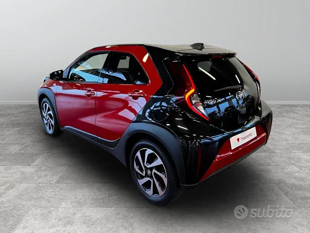 Usata Toyota Aygo X Trend 72 CV (52 kW) 2023 Rosso SUV
