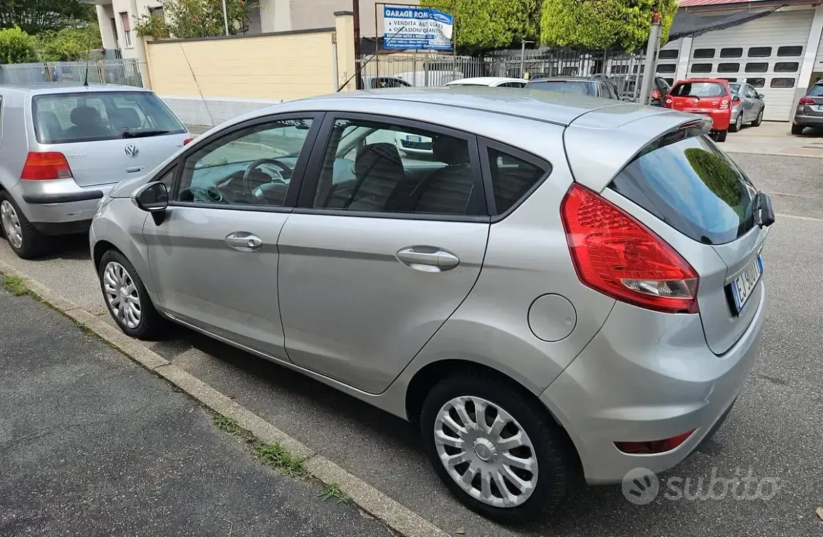 Usata Ford Fiesta 60 CV (44 kW) 2011 Grigio Berlina