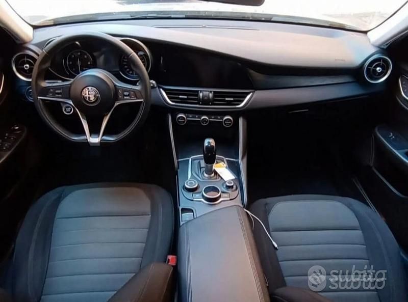 Usata Alfa Romeo Giulia 200 CV (147 kW) 2017 Grigio Berlina