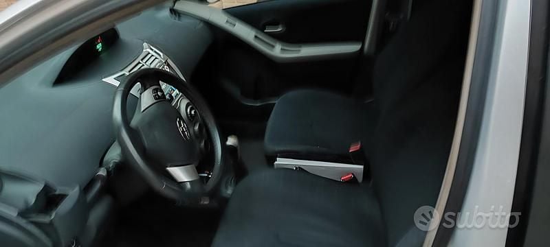 Usata Toyota Yaris 90 CV (66 kW) 2009 Grigio Berlina