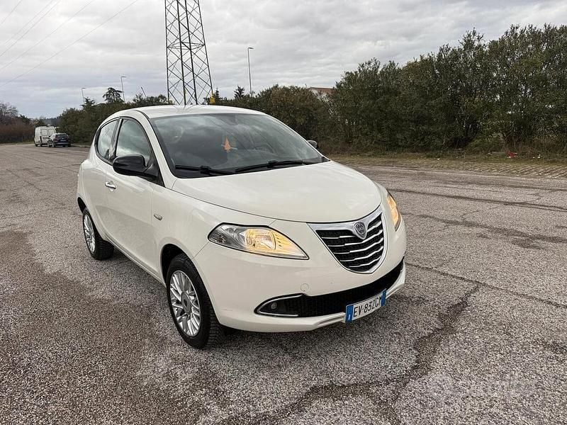 Usata Lancia Ypsilon Gold 85 CV (62 kW) 2014 Bianco Utilitaria