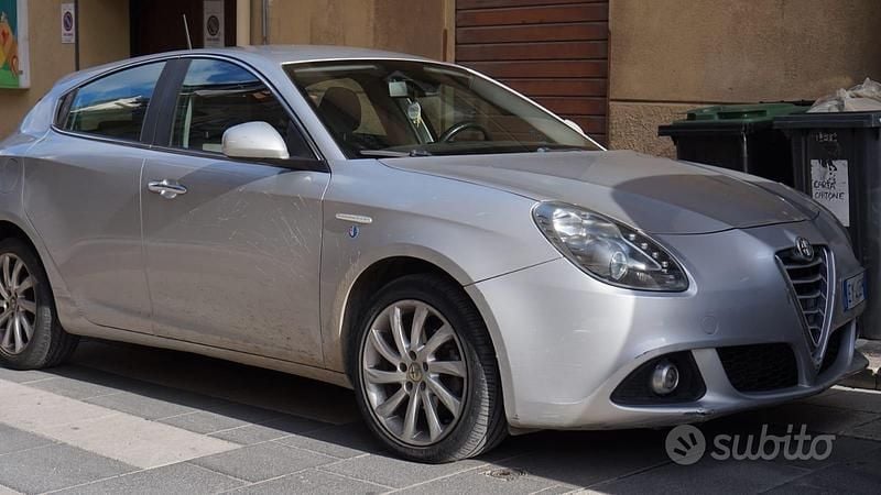 Grigio Usata 2015 Alfa Romeo Giulietta Exclusive Tre volumi | 6000 € (Ottimo prezzo) - Immagine 1/4