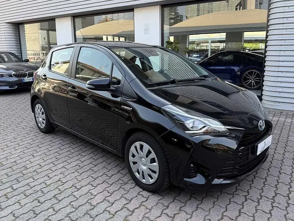 Usata Toyota Yaris Hybrid 73 CV (53 kW) 2019 Nero / metallizzato Utilitaria