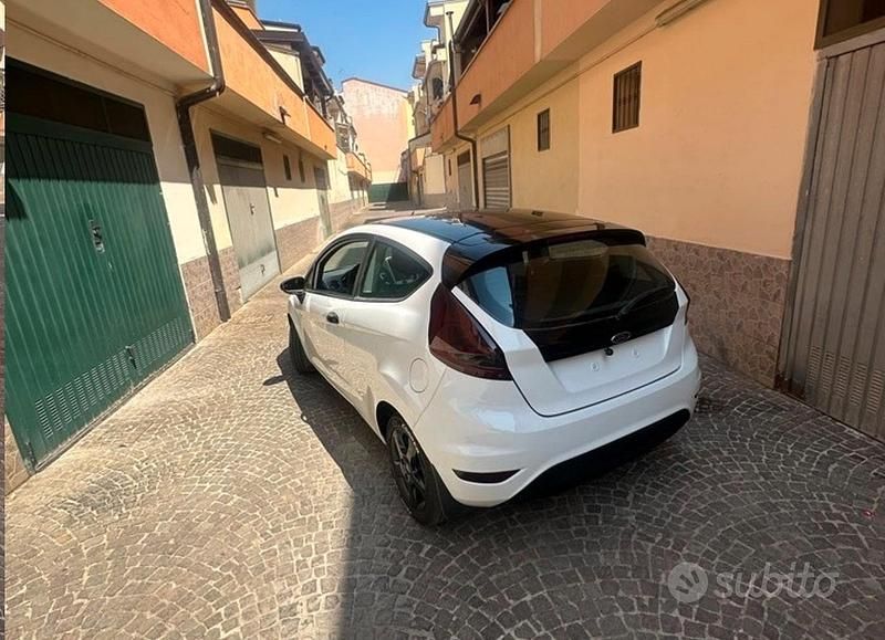 Usata Ford Fiesta 70 CV (51 kW) 2011 Bianco Berlina