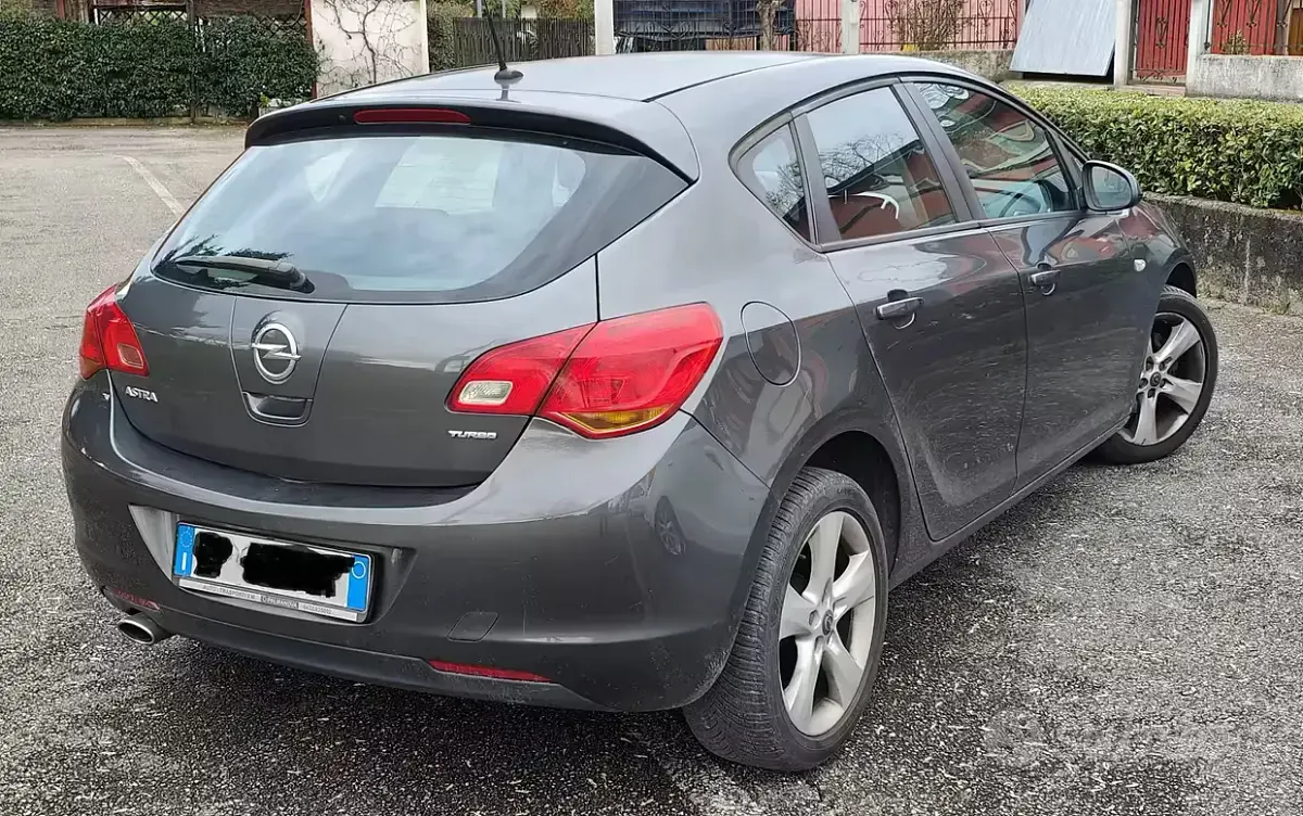 Usata Opel Astra 140 CV (102 kW) 2013 Berlina
