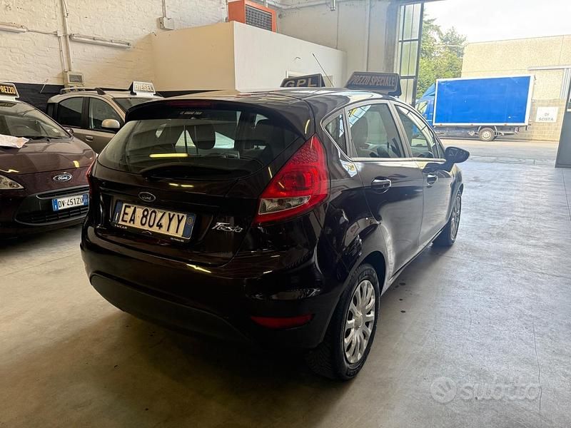 Usata Ford Fiesta Titanium 96 CV (70 kW) 2010 Rosso Utilitaria