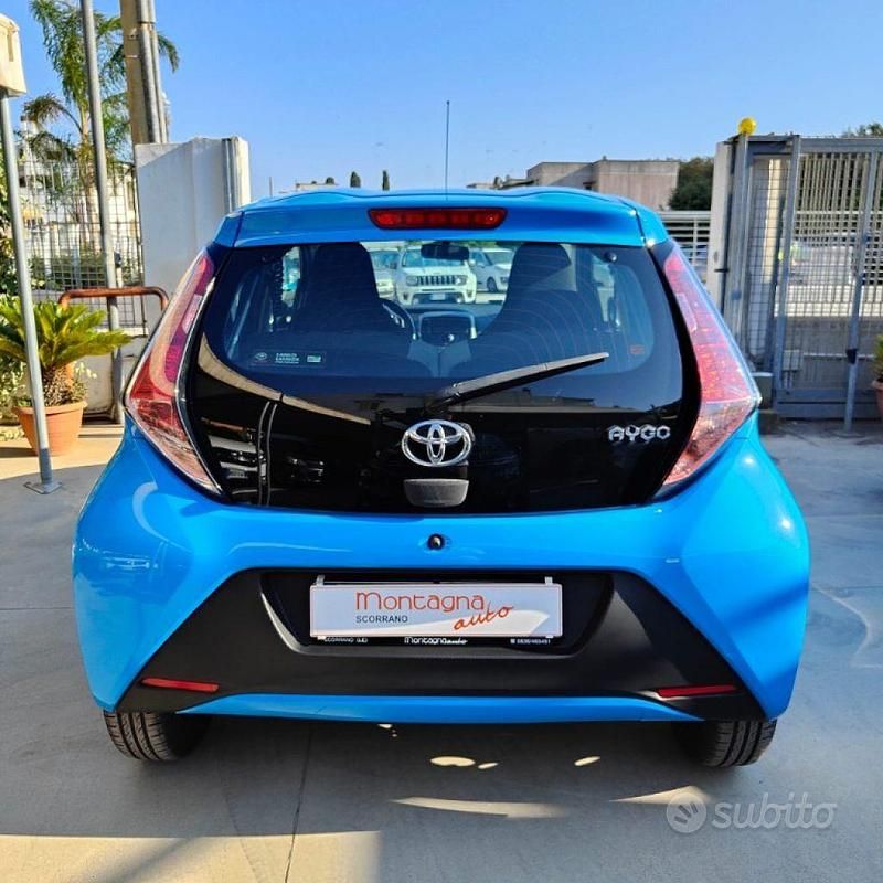 Usata Toyota Aygo Cool 69 CV (50 kW) 2017 Blu Utilitaria