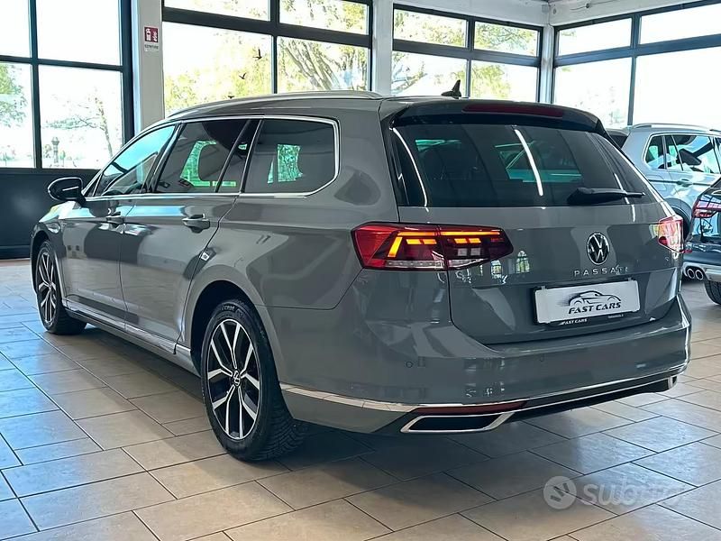 Begagnad VW Passat Elegance 150 HK (110 kW) 2022 Grå Kombi