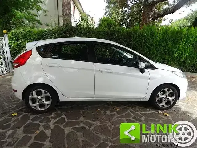 Usata Ford Fiesta Titanium 97 CV (71 kW) 2012 Bianco Berlina
