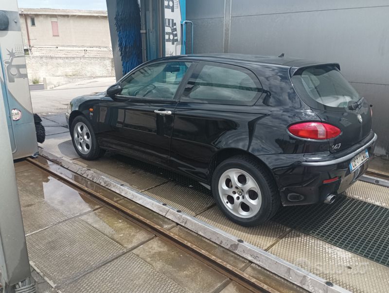 Begagnad Alfa Romeo 147 156 HK (114 kW) 2002 Svart Halvkombi