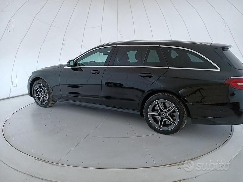 Usado Mercedes 300 Premium 194 CV (142 kW) 2024 Negro Familiar