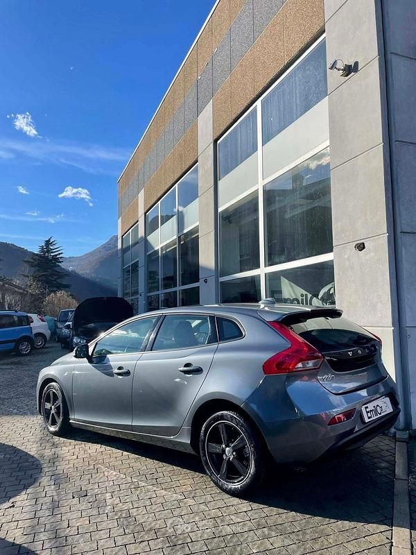 Usata Volvo V40 Kinetic 114 CV (83 kW) 2015 Gray Berlina