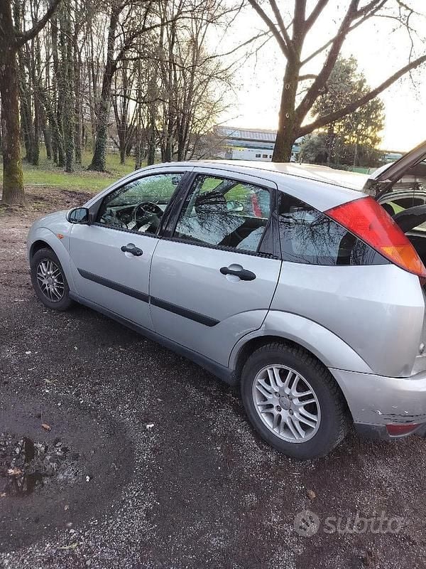 Usata Ford Focus 2001 Grigio