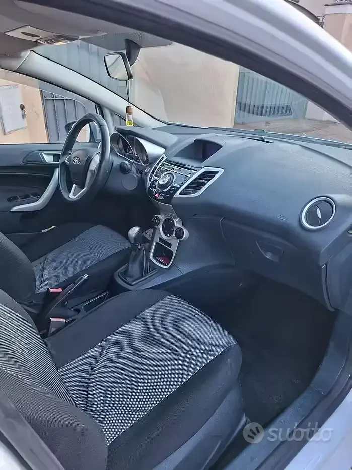 Gebraucht Ford Fiesta 82 PS (60 kW) 2012 Weiß Limousine