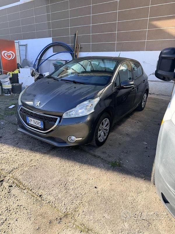 Grigio Usata 2013 Peugeot 208 Access Due volumi | 5999 € (Buon prezzo) - Immagine 1/3