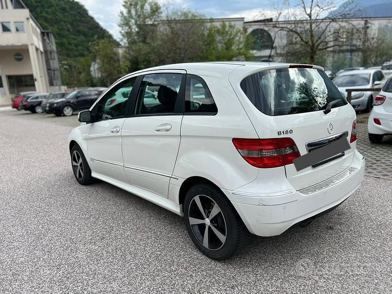 Usata Mercedes A180 Avantgarde 116 CV (85 kW) 2011 Bianco Utilitaria