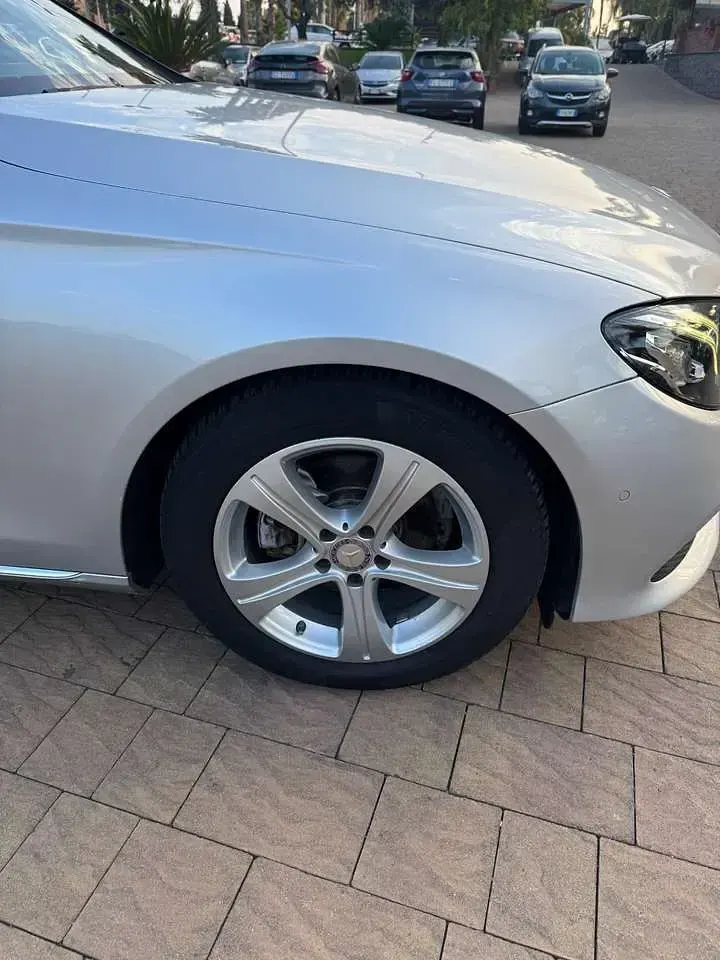 Usata Mercedes E220 Premium Plus 194 CV (142 kW) 2017 Argento metallizzato Berlina
