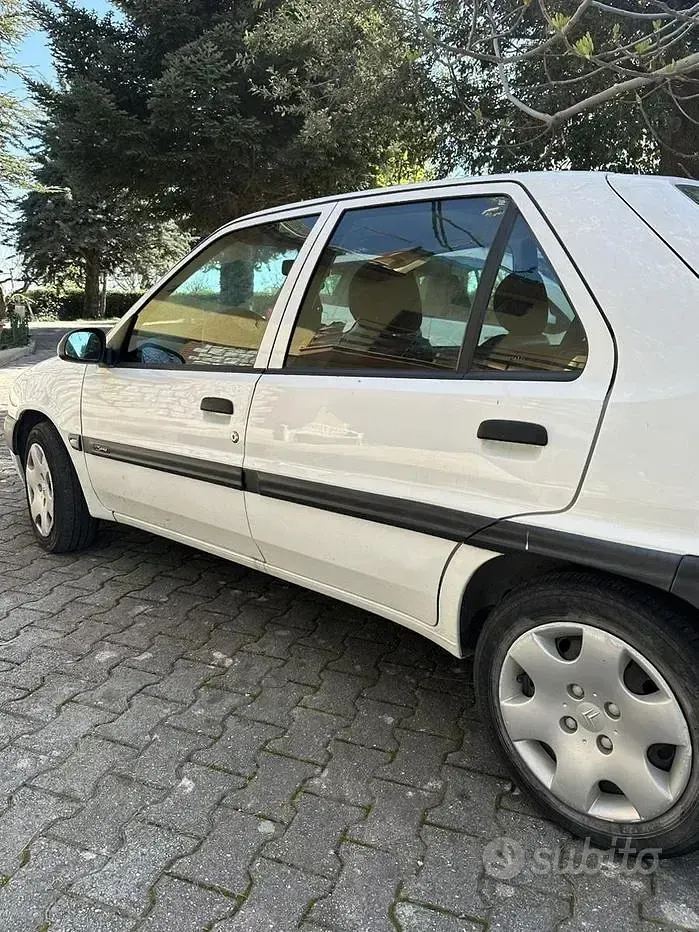Usata Citroën Saxo 57 CV (41 kW) 2002 Bianco Utilitaria