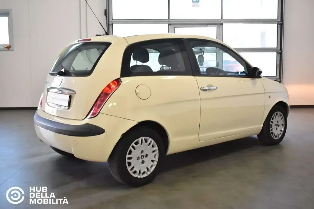 Usata Lancia Ypsilon 60 CV (44 kW) 2004 Beige Utilitaria