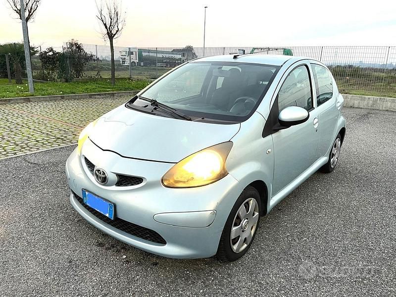 Usata Toyota Aygo Sol 68 CV (50 kW) 2006 Argento Utilitaria