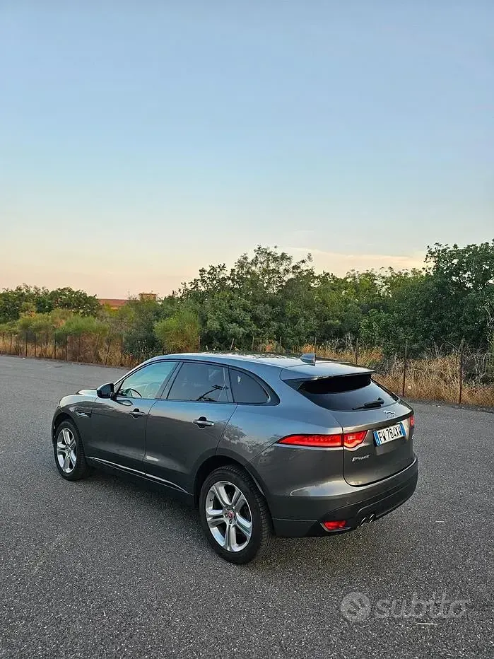 Usata Jaguar F-Pace R-Sport 180 CV (132 kW) 2019 Grigio SUV