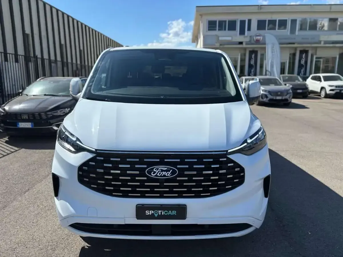 Usata Ford Tourneo Custom Titanium 136 CV (100 kW) 2024 Bianco Furgone