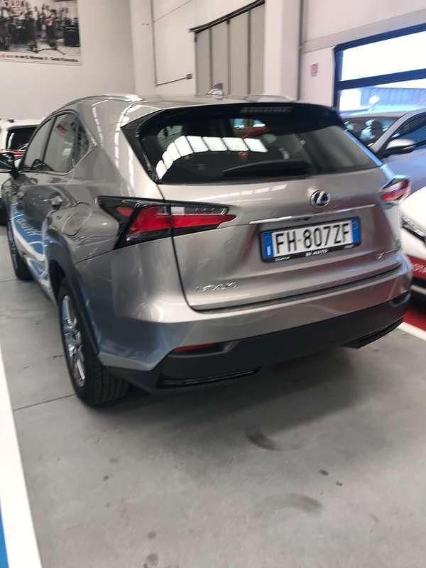 Usata Lexus NX300h Luxury Line 155 CV (114 kW) 2017 Argento SUV