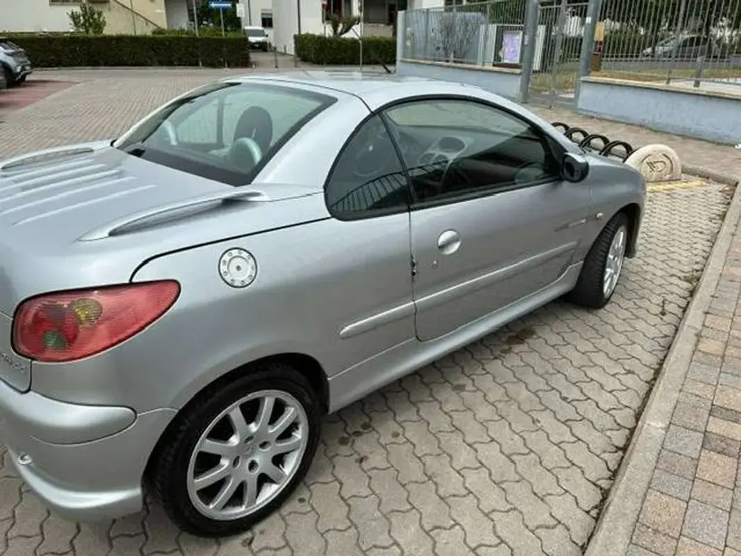 Usata Peugeot 206 CC 109 CV (80 kW) 2005 Argento Cabrio